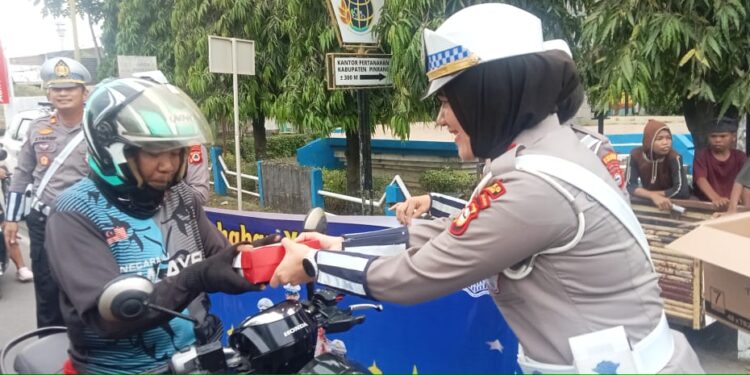 Satlantas Polres Pinrang Berbagi Takjil