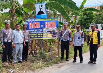 Satlantas Polres Pinrang Pasang Papan Himbauan di Titik Rawan Kecelakaan