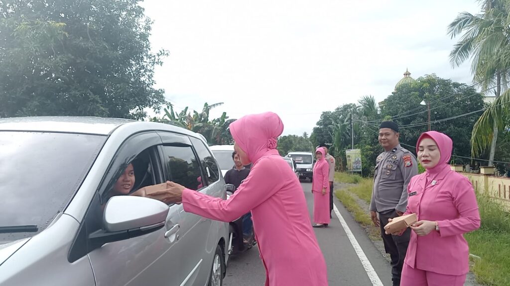 Polsek Duampanua Polres Pinrang Berbagi Takjil