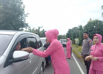 Polsek Duampanua Polres Pinrang Berbagi Takjil