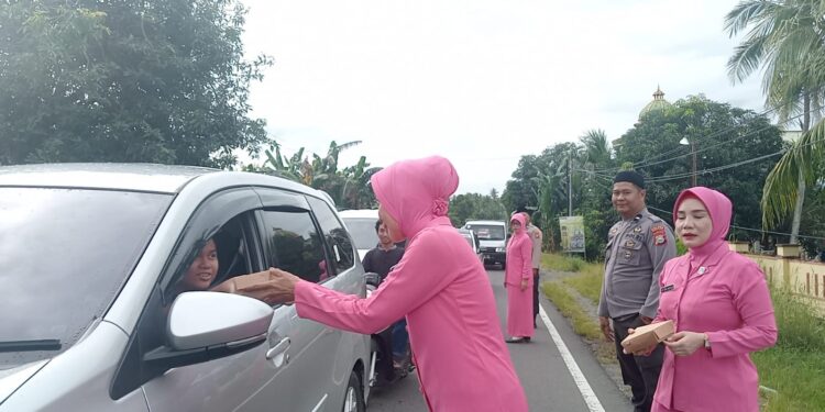 Polsek Duampanua Polres Pinrang Berbagi Takjil