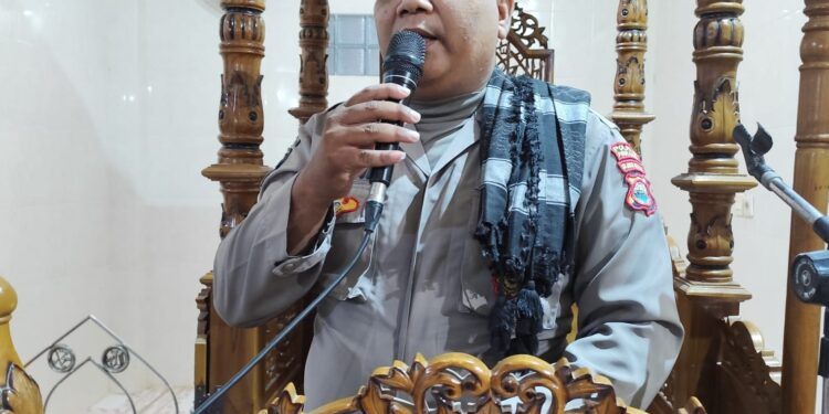 Polisi Berdakwa : Kanit Binmas Polsek Duampanua Beri Pencerahan Spiritual di Malam Tarawih
