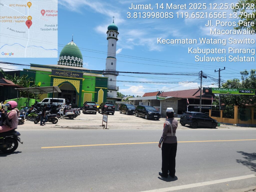 Polwan Satlantas Polres Pinrang Pengamanan Jamaah Sholat Jumat di Bulan Ramadhan