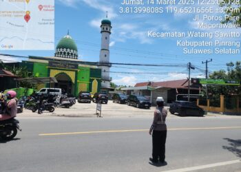 Polwan Satlantas Polres Pinrang Pengamanan Jamaah Sholat Jumat di Bulan Ramadhan