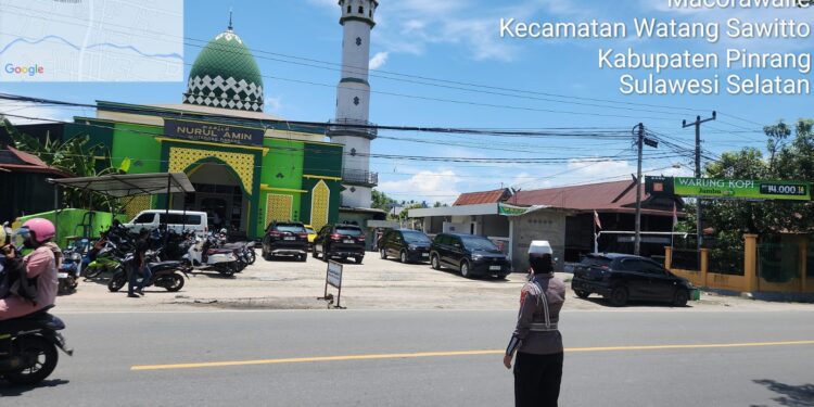 Polwan Satlantas Polres Pinrang Pengamanan Jamaah Sholat Jumat di Bulan Ramadhan