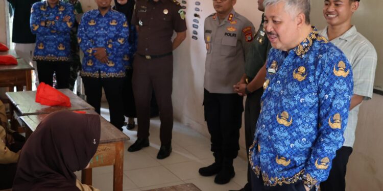Bupati Pinrang A.Irwan Hamid Meninjau Program Makanan Bergizi Gratis di SMPN 2/SMKN 2 Pinrang