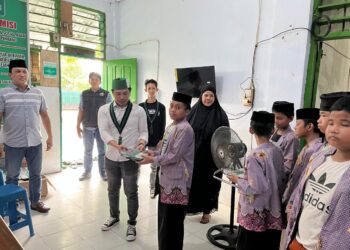 Sat Intelkam Polres Pinrang Bersama HMI Cabang Pinrang Gelar Bakti Sosial Berbagi Takjil