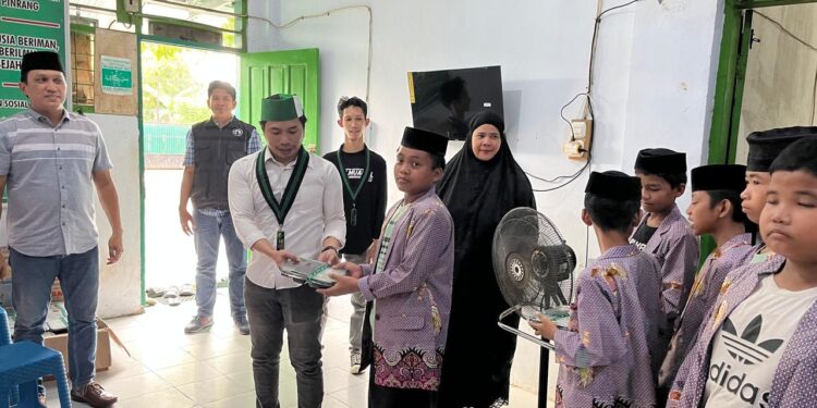 Sat Intelkam Polres Pinrang Bersama HMI Cabang Pinrang Gelar Bakti Sosial Berbagi Takjil