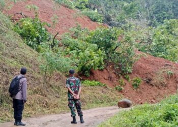 Longsor,Tutup Jalan 2 Desa di Kecamatan Lembang Pinrang.