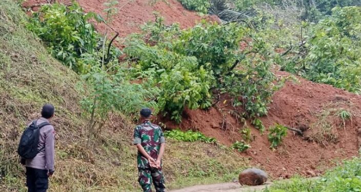 Longsor,Tutup Jalan 2 Desa di Kecamatan Lembang Pinrang.