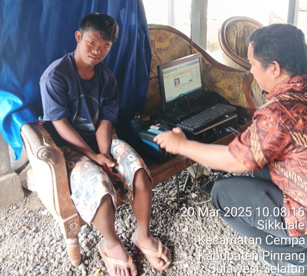 Dua Warga Disabilitas di Desa Sikkuala Cempa Perekaman KTP-el di Rumah