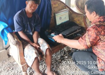 Dua Warga Disabilitas di Desa Sikkuala Cempa Perekaman KTP-el di Rumah