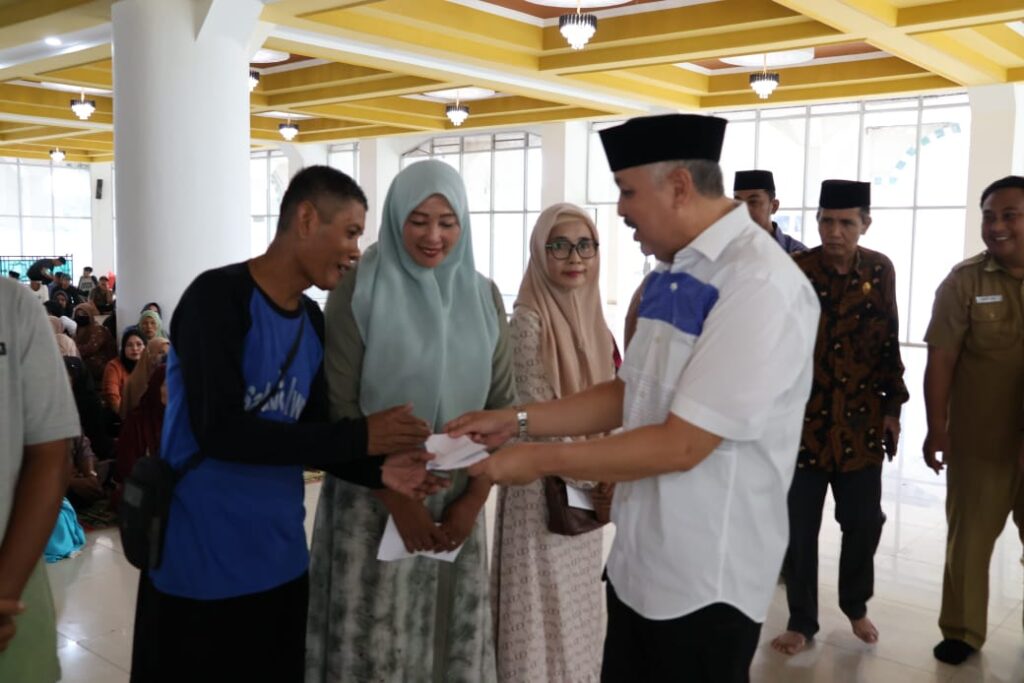 Bupati H.A.Irwan Hamid Menyerahkan Santunan Kepada Tenaga Kebersihan