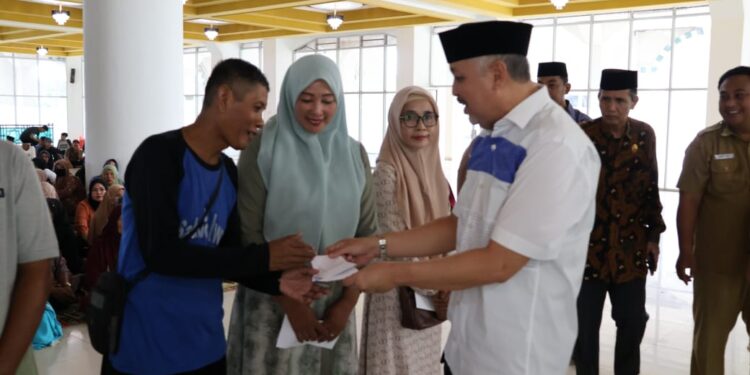 Bupati H.A.Irwan Hamid Menyerahkan Santunan Kepada Tenaga Kebersihan