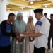 Bupati H.A.Irwan Hamid Menyerahkan Santunan Kepada Tenaga Kebersihan