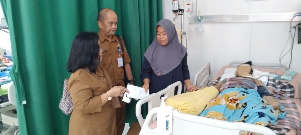Pemkab Pinrang Bantu Warga Kaseralau Yang Ditandu ke Rumah Sakit