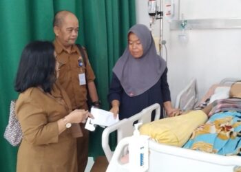 Pemkab Pinrang Bantu Warga Kaseralau Yang Ditandu ke Rumah Sakit