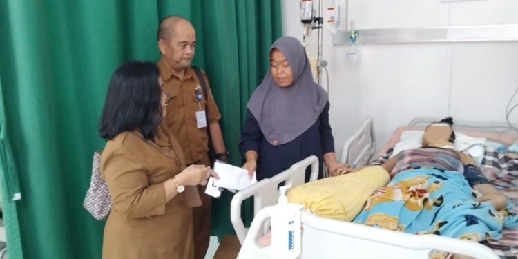 Pemkab Pinrang Bantu Warga Kaseralau Yang Ditandu ke Rumah Sakit