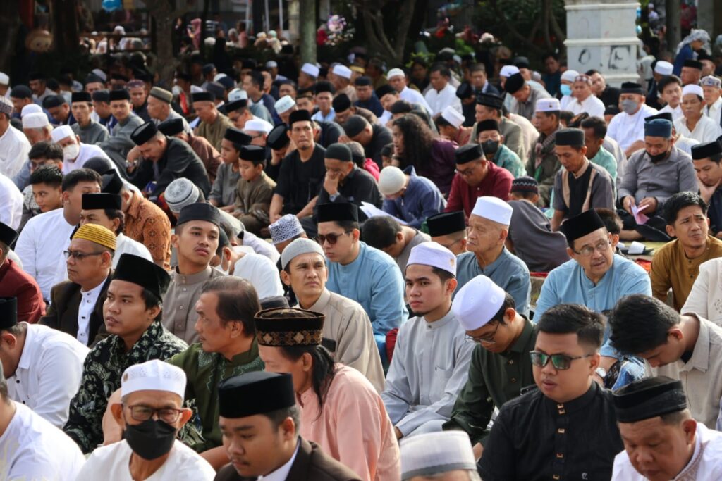 Ribuan Masyarakat Pinrang Tunaikan Shalat IdulFitri di Lapangan Lasinrang Part.