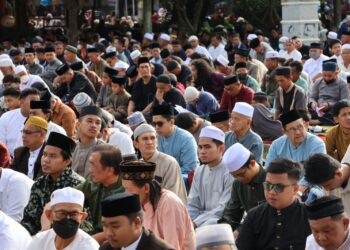 Ribuan Masyarakat Pinrang Tunaikan Shalat IdulFitri di Lapangan Lasinrang Part.