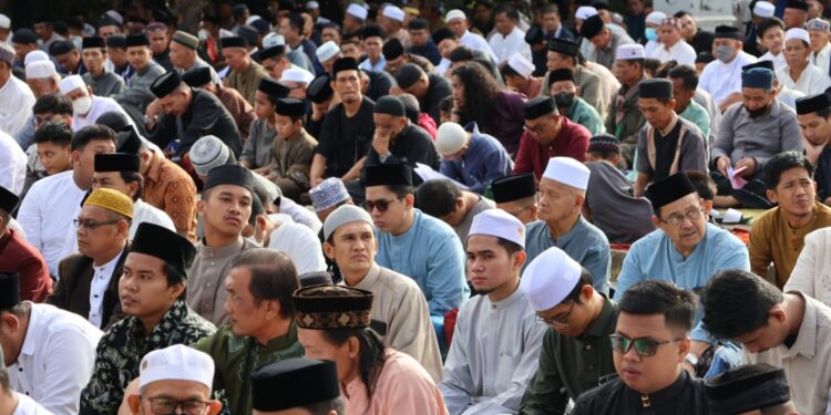 Ribuan Masyarakat Pinrang Tunaikan Shalat IdulFitri di Lapangan Lasinrang Part.