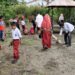 Pasca Libur Lebaran,Guru dan Murid UPT SD Inpres Tantu Gotong Royong Benahi Lingkungan Sekolah