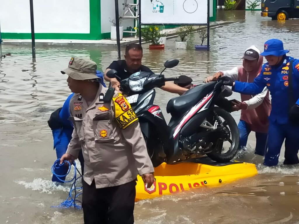 Banjir Rendam Ratusan Rumah Warga di Wilayah Polsek Ponrang Polres Luwu
