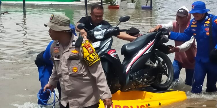 Banjir Rendam Ratusan Rumah Warga di Wilayah Polsek Ponrang Polres Luwu