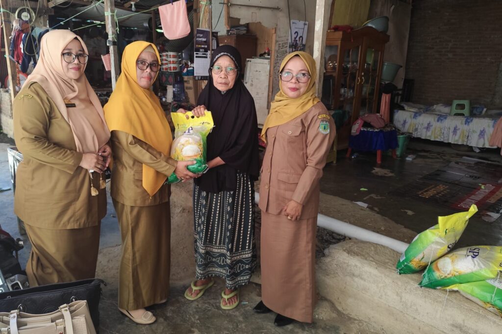Senyum Bahagia Ibu Lansia 80 Tahun: MKKS SMP Pinrang Ulurkan Tangan, Beri Bantuan Beras dan Uang Tunai!