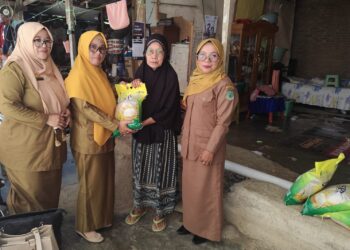 Senyum Bahagia Ibu Lansia 80 Tahun: MKKS SMP Pinrang Ulurkan Tangan, Beri Bantuan Beras dan Uang Tunai!
