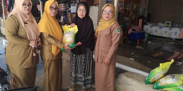Senyum Bahagia Ibu Lansia 80 Tahun: MKKS SMP Pinrang Ulurkan Tangan, Beri Bantuan Beras dan Uang Tunai!