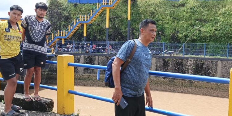 Diduga bunuh diri,Wanita Lompat dari Bendungan,Petugas Temukan Sepeda Motor, Helm dan Sandal Korban