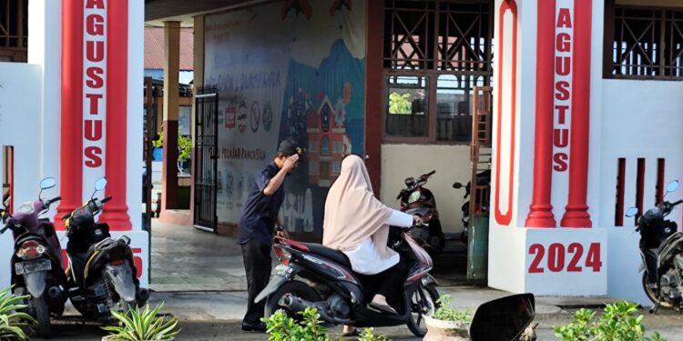 Satpam SMP Negeri 1 Duampanua: Tegas dan Disiplin, Pilar Keamanan Sekolah