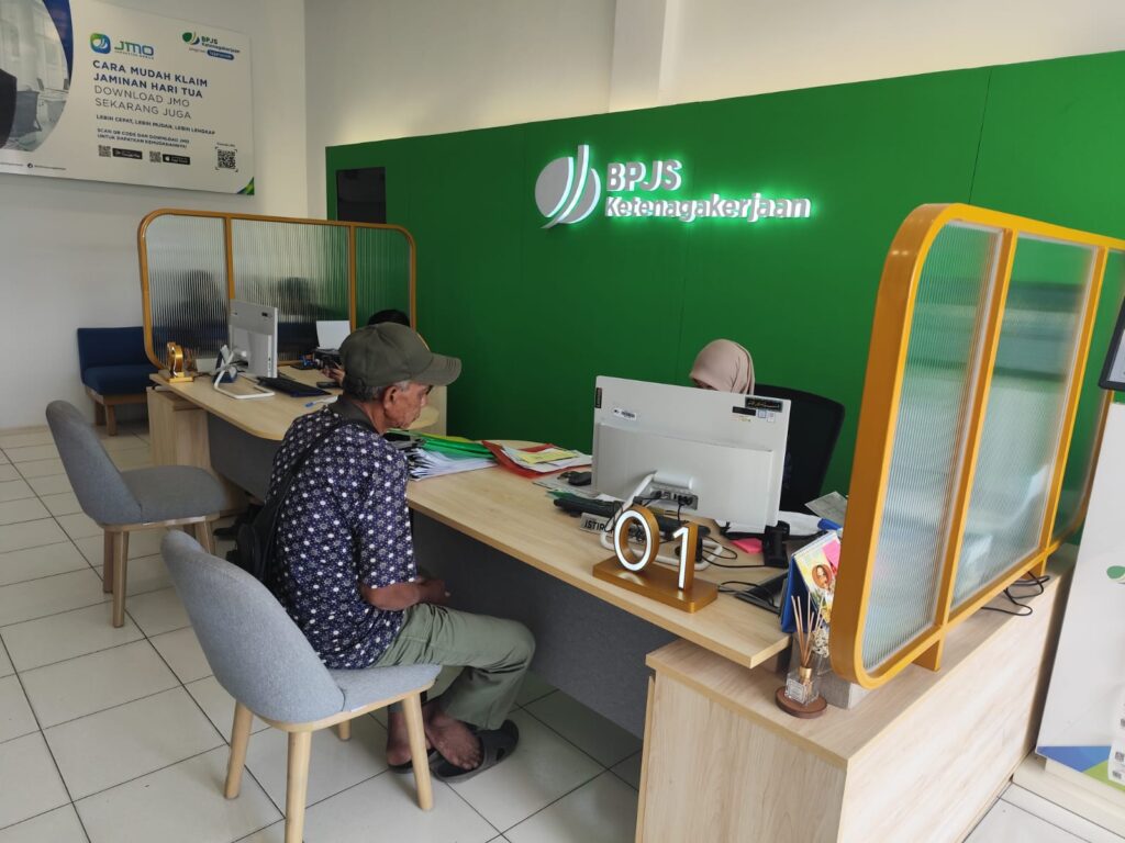 Ahli Waris Nuraeni Terima Santunan JKM Senilai RP42 Juta dari BPJS Ketenagakerjaan