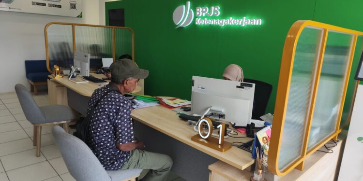Ahli Waris Nuraeni Terima Santunan JKM Senilai RP42 Juta dari BPJS Ketenagakerjaan