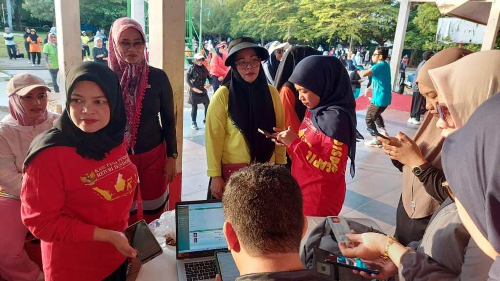 Disdukcapil Pinrang Semakin Dekat! Layanan IKD Hadir di Tengah Masyarakat Saat Senam Sehat