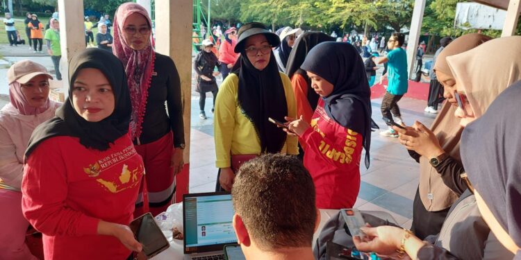 ‎Disdukcapil Pinrang Semakin Dekat! Layanan IKD Hadir di Tengah Masyarakat Saat Senam Sehat