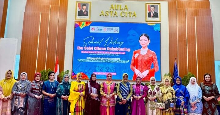 Ketua Dekranasda Pinrang Hj.Andi Sri Widiyati Irwan  Ikut Dalam Ajang Fashion Show di Makassar