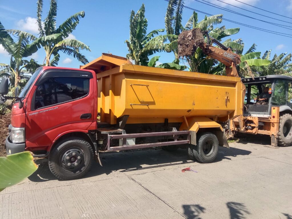 Pemkab Pinrang Atasi Tumpukan Sampah di Jalan Poros Langga, Turunkan Armada dan Alat Berat