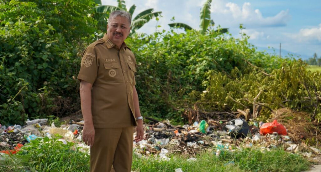 Bupati Pinrang Tinjau Tumpukan Sampah di Jalan Poros Langga