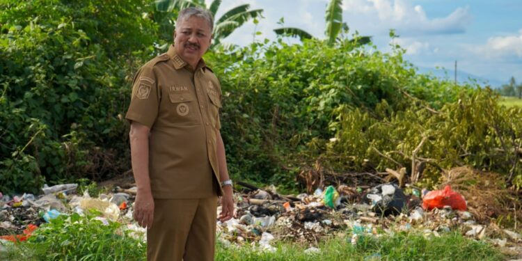 ‎Bupati Pinrang Tinjau Tumpukan Sampah di Jalan Poros Langga