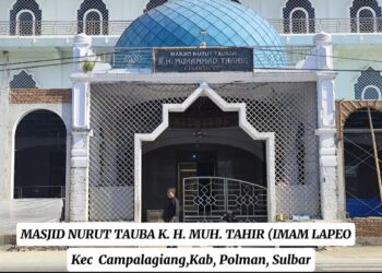 ‎Jumat Berkah: Direktur dan Pimpinan Umum Matalasinrang.com Bersedekah di Masjid Nurut Tauba Imam Lapeo