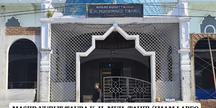 ‎Jumat Berkah: Direktur dan Pimpinan Umum Matalasinrang.com Bersedekah di Masjid Nurut Tauba Imam Lapeo