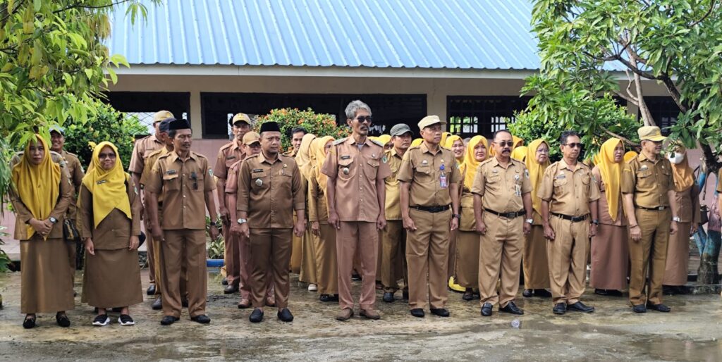 Siap Siaga di Tengah Hujan: Kepala Sekolah dan Forkopimca Duampanua Gelar Upacara Bendera Bersama 
