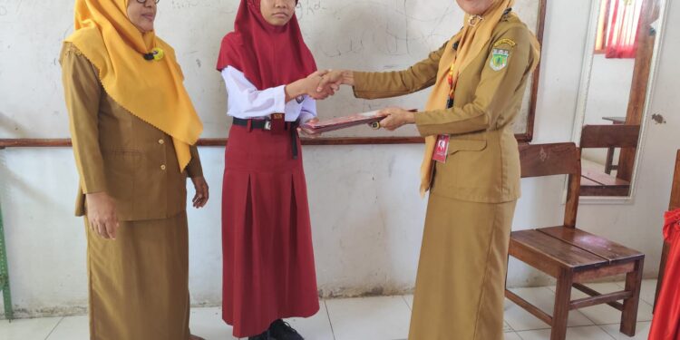 ‎Hasni, Siswi Berprestasi SDN 133 Pinrang Pertahankan Juara 1 Sejak TK Hingga Lulus SD