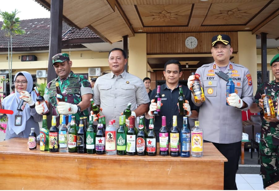 Polres Pinrang Musnahkan Ribuan Barang Bukti Minuman Keras (MIRAS)