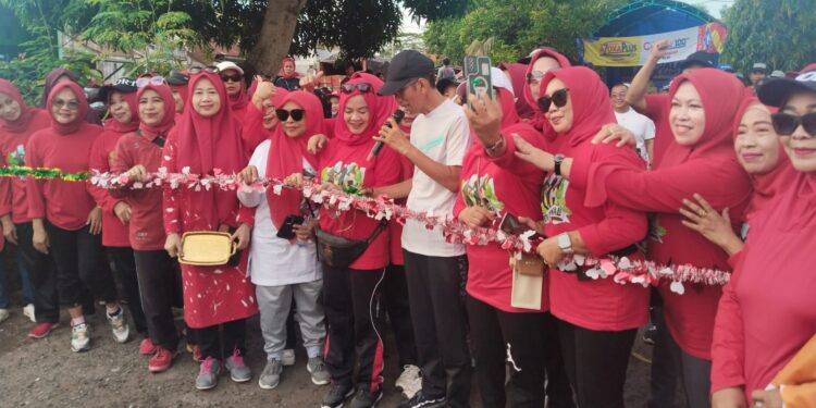 ‎Semangat Komunitas Terus Berkobar: Kadis Dikbud Gabung Warga untuk Kegiatan Jalan Sehat
