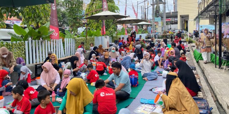 ‎Hj. Sri Widiyati: Sentuhan Cinta Lewat Lomba Mewarnai & Buku “Jejak Cinta di Hati” ‎