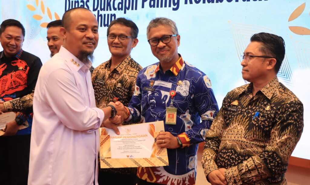 Disdukcapil Pinrang Terima Penghargaan Disdukcapil Paling Inovatif 
