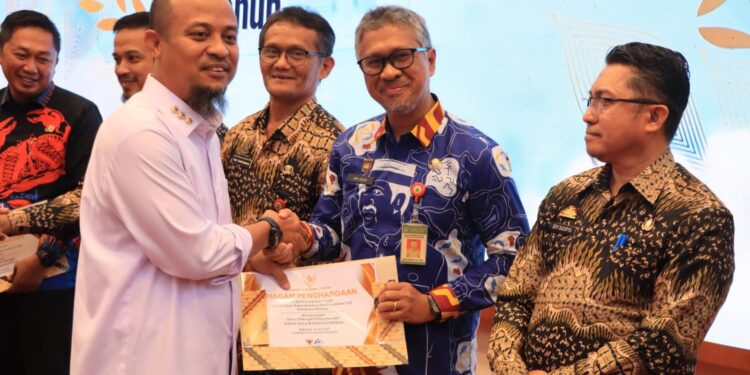Disdukcapil Pinrang Terima Penghargaan Disdukcapil Paling Inovatif 